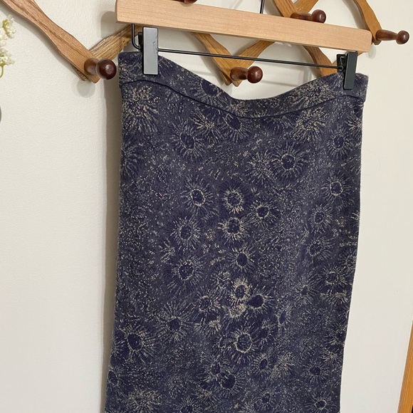 Peruvian Connection Navy blue pencil skirt with a floral pattern - Picture 3 of 4